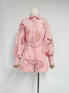 Completo da donna 2 pezzi Primavera Estate 2026: Camicia monopetto ricamata vintage con scollo a V e pantaloncini con cintura - Product Image 4