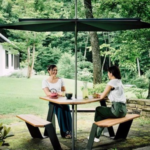 Conjunto de Mesa de Picnic Redonda para Exteriores con Asientos de Madera y Marco Blanco para Jardín o Patio, Diseño Impermeable y Duradero - Product Image 4