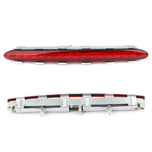 <span class=keywords><strong>Feu</strong></span> <span class=keywords><strong>stop</strong></span> <span class=keywords><strong>central</strong></span> arrière surélevé pour Benz CLK W209 2002-2009, troisième <span class=keywords><strong>feu</strong></span> <span class=keywords><strong>stop</strong></span>, <span class=keywords><strong>feu</strong></span> <span class=keywords><strong>stop</strong></span> LED, <span class=keywords><strong>feu</strong></span> <span class=keywords><strong>stop</strong></span> arrière surélevé, rouge et blanc - Product Image 2