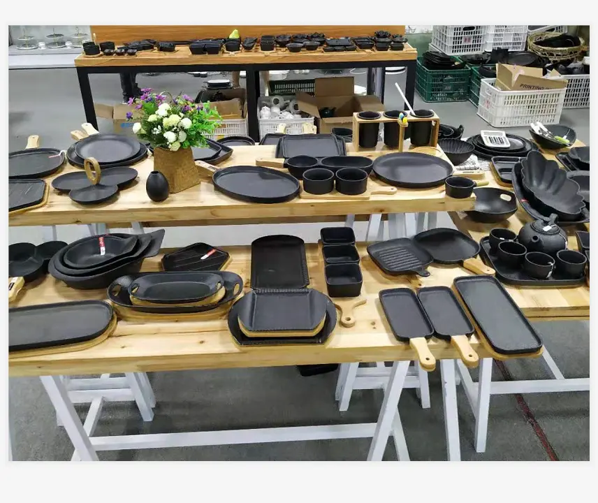 Chine Usine Personnalisé Nouveau Design Assiette À Dîner Porcelaine Noir Restaurant Céramique Assiette De Service En Céramique Avec Poignée En Bois