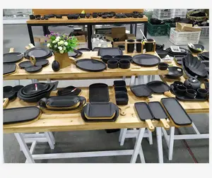 סין מפעל מותאם אישית חדש עיצוב ארוחת ערב צלחת פורצלן שחור מסעדת קרמיקה קרמיקה צלחת הגשה עם עץ ידית