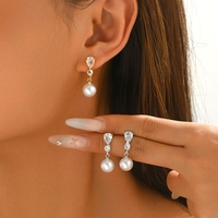 Accessoires: Geometrische, Nischen-Ohrringe mit Perlen und Zirkonia-Design, Modische und Vielseitige Ohrstecker.