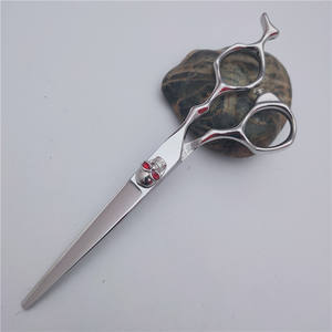 กรรไกรซอยผมยี่ห้อ Custom Brands ขนาด 6.0 นิ้ว ลายหัวกะโหลก ประดับอัญมณีสีแดง สำหรับช่างทำผม ใช้มือขวา คุณภาพสูง - Product Image 5