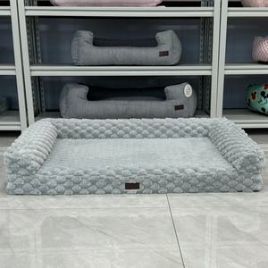Canapé pour chien en velours de maïs de luxe sur mesure, lit pour animaux de compagnie gris doux et confortable conçu pour les grands chiens - Product Image 2