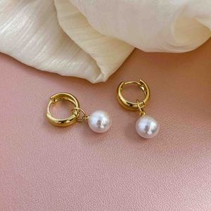 Pendientes de Botón de Cobre de Alta Gama con Diseño de Mariposa de Estilo Retro Francés, Chapados en Oro, con Colgante de Perla para Mujer - Product Image 6