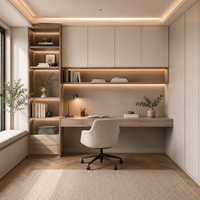 Armoires de bureau avec panneaux en chêne clair, rangements blanc chaud et bureau intégré avec étagères