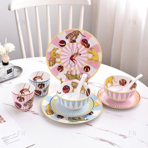 Service de table en porcelaine de luxe européen 10pcs assiette en porcelaine osseuse à prix réduit - Product Image 1