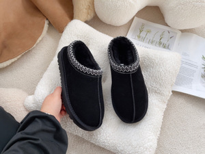 Pantuflas de piel de oveja para hombre, calzado de una pieza para el invierno, botas de algodón a prueba de nieve con ribete de encaje de estilo étnico. - Product Image 2