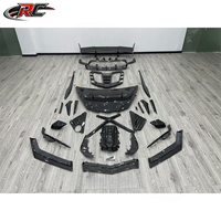 Kit carrosserie en fibre de carbone style Corvette C8 Z06 : capot, lèvre avant, diffuseur arrière, aileron arrière et jupes latérales.