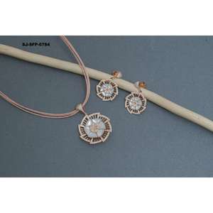 Nouveau collier et boucles d'oreilles blancs chic de haute qualité en gros prix de collection designer - Product Image 1