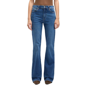 Jeans de mezclilla de corte bootcut para mujer, cómodos para todo el día, con cintura flexible y corte acampanado gradual desde la pantorrilla hacia abajo. - Product Image 1