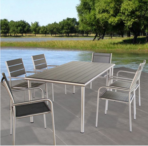 Juego de Mesa y Sillas de Comedor <span class=keywords><strong>para</strong></span> Jardín, <span class=keywords><strong>Patio</strong></span> o Balcón, Modelo Bertha OEM, en Plástico Imitación <span class=keywords><strong>Madera</strong></span> y Aluminio Cepillado, Muebles de Exterior - Product Image 1