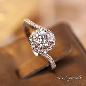 Nuovo Anello da Donna con Diamante Simulato, Design a Spirale con Angelo che si Bacia, Anello a Quattro Griffe con Diamanti, Anello in Moissanite Femminile, Vendita all'Ingrosso - Product Image 1