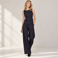 Ensemble élégant pour femmes, haut sans manches à rayures fines et pantalon large.