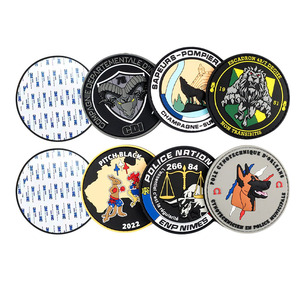 Pegamento de parche de logotipo de pegatina de equipaje suave personalizado de PVC a todo color de alta calidad al por mayor - Product Image 1