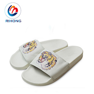 Sandales de plage estivales professionnelles en gros à bas prix, avec logo en relief, conception OEM, pantoufles personnalisées pour jeunes et adultes - Product Image 1