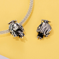 Breloque en alliage plaqué argent pour femme, motif dessin animé fille diplômée avec toque et diplôme, pendentif mignon, cadeau de bijoux unisexe