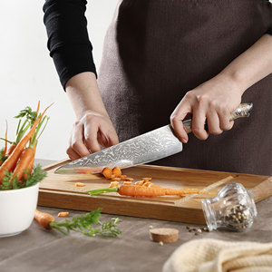 سكين شيف جديد بتصميم عصري مقاس 8 بوصات من الفولاذ الكربوني الدمشقي المصنوع من 67 طبقة - مقبض من الراتنج الأسود عالي اللمعان، مناسب لكل من اليد اليمنى واليسرى، صديق للبيئة للمطبخ - Product Image 5