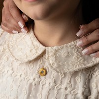 Kalung Liontin Koin Vintage Berlapis Emas dengan Pesona Angsa, Kupu-kupu, dan Bunga, Rantai Baja Anti Karat yang Ramping, Perhiasan Wanita Gaya Boho untuk Sehari-hari