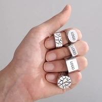 En Stock Grossiste Bijoux Bagues Noires en Acier Inoxydable Plaqué Or 18 Carats Bague Chevalière Géométrique Gravée Logo Personnalisé pour Hommes