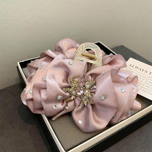 Satin de soie noire plissé <span class=keywords><strong>strass</strong></span> <span class=keywords><strong>pince</strong></span> à cheveux <span class=keywords><strong>chignon</strong></span> coiffure élégante et gracieuse <span class=keywords><strong>pince</strong></span> à queue de cheval basse pour les femmes - Product Image 4