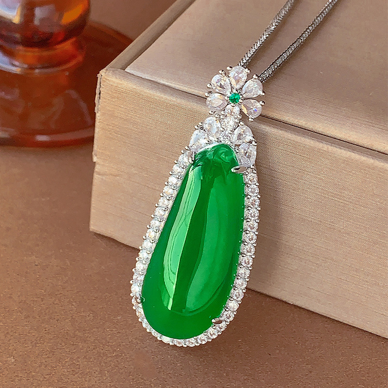 Green chalcedony Fu melon belt Chopin chain