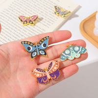En gros : Épingles en métal à motifs de dessins animés, Broches papillon à motifs classiques, Badges de revers personnalisés en forme d'insectes colorés, Épingles émaillées souvenirs