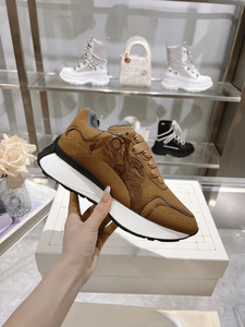 รองเท้าผ้าใบพื้นหนา Alexander Red รุ่น Chunky Sole Platform สำหรับทุกเพศ ทำจากหนัง Mc. รองเท้าเดินน้ำหนักเบาแบบผูกเชือกด้านบนสำหรับราชินีแห่งการเดินทางประจำวัน - Product Image 6