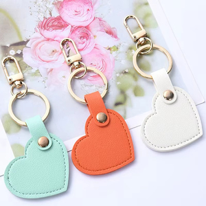 Llavero de Cuero PU Personalizado para Mujer, con Forma de Corazón, para Colgar en el Bolso - Product Image 4