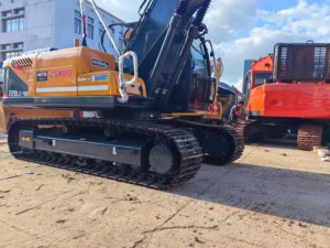 Excavatrice hydraulique Hyundai 220LC d'occasion, vérifiée sur site, équipement chenillé robuste pour le creusement de fossés et le déblaiement de déchets sur les sites miniers - Product Image 5
