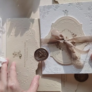Invitaciones de Boda Elegantes con Relieve Floral, Sello de Cera y Cinta de Terciopelo, Juego de Invitaciones de Boda Personalizadas - Product Image 4