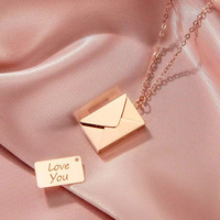 Collier transfrontalier simple en forme d'enveloppe, en acier inoxydable plaqué or, pendentif enveloppe lettre d'amour gravée, design créatif pour couple