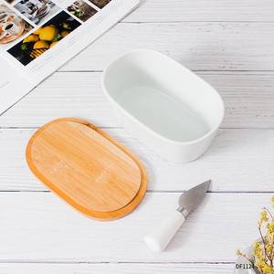 Plato para mantequilla Dongfang Pure White con base de madera y tapa hermética abatible para uso en hoteles, café y té. - Product Image 2