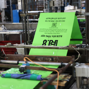 ถุงพลาสติก HDPE ขนาดใหญ่แบบกำหนดเองได้ พร้อมหูหิ้วแบบเสื้อยืด สำหรับใช้ในซูเปอร์มาร์เก็ต พิมพ์แบบกราเวียร์ - Product Image 1