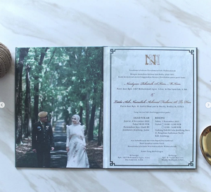 2025 Invitation de mariage vert foncé tendance Notre carte d'histoire Enveloppe en feuille d'or Invitations de magazines de mariage - Product Image 2