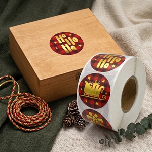 Étiquettes Cadeaux de Noël Rondes Autocollantes en Papier Doré Estampillé Motif Traîneau Ho Ho Ho pour Emballage - Product Image 1