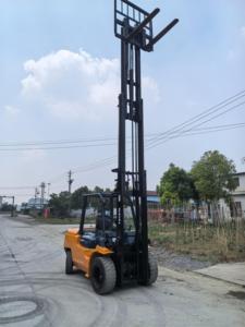 Carretilla elevadora Toyota 7FD usada, 5 toneladas, 3 etapas, 6 metros de altura, motor diésel, bajas horas, bien cuidada, lista para trabajar - Product Image 2