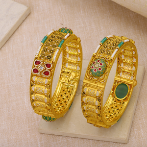 Bracelets en or traditionnels avec un design en filigrane complexe et des accents de pierres précieuses colorées pour les occasions festives et les tenues de mariée. - Product Image 3