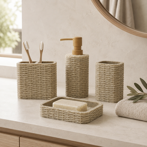 Ensemble d'accessoires de salle de bain en résine tressée style ferme, finition beige chaud, motif panier tressé - Product Image 2