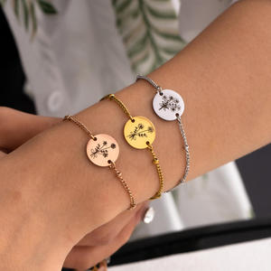สร้อยข้อมือสแตนเลสสตีลชุบทอง 18K พร้อมจี้แผ่นดิสก์ลายดอกไม้ประจำเดือนเกิดแบบสลักชื่อสำหรับผู้หญิง - Product Image 2