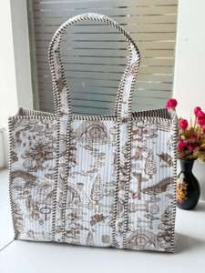 Sac fourre-tout matelassé en coton imprimé toile rouge fait main, motif animalier vintage, grand sac de shopping en textile à porter à l'épaule - Product Image 3