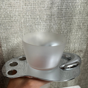 Soporte de pared para cepillos de dientes con vaso de vidrio esmerilado blanco y soporte decorativo de cromo pulido para baños clásicos o modernos - Product Image 2