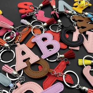 Porte-clés personnalisé en cuir PU avec 26 lettres de l'alphabet, lettres initiales en cuir colorées, porte-clés avec pompon pour la décoration de sacs et de clés - Product Image 1
