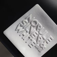 Écusson 3D en silicone surélevé personnalisé, toucher doux en caoutchouc, respectueux de la peau pour polos, personnalisation OEM sur mesure en usine