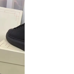 Sneakers de luxe en cuir noir avec talon miroir doré, chaussures décontractées à plateforme à semelle épaisse pour hommes et femmes - Product Image 1