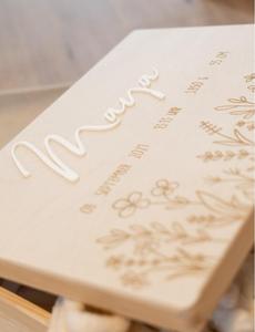 Boîte à souvenirs pour bébé personnalisée pour cadeau de naissance, baptême ou avec nom et date, prairie fleurie - Product Image 4