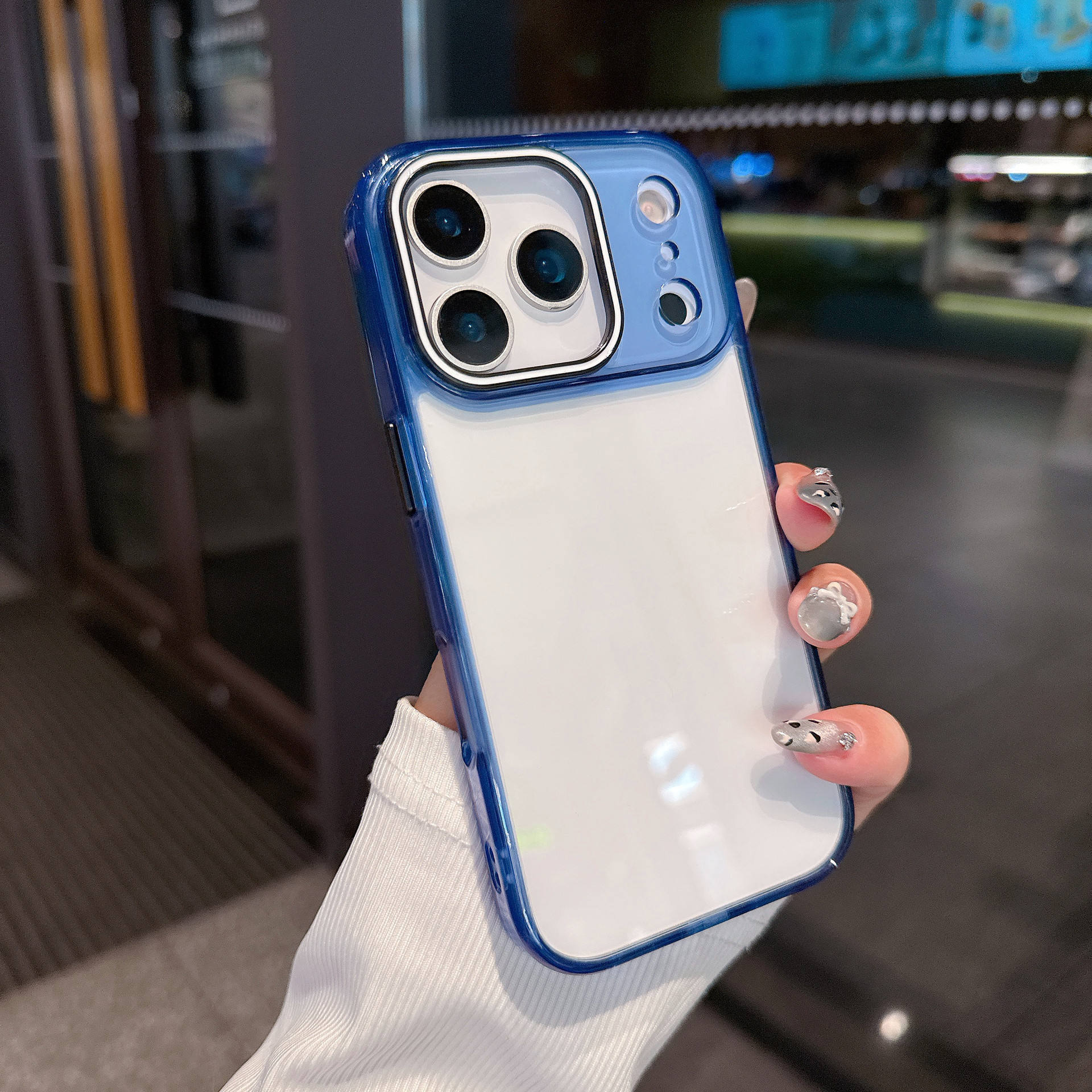 สีฟ้าโปร่งใสสูง