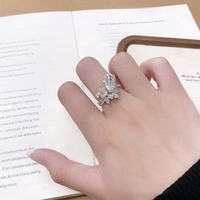 Anelli di fidanzamento da donna in oro giallo 18 carati con diamante coltivato in laboratorio, stile lusso leggero, con pietra centrale a goccia e cluster di diamanti.