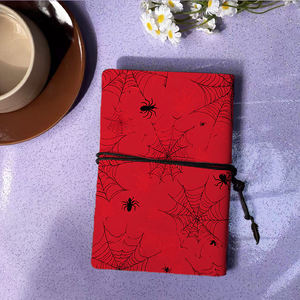 Versátil Vintage PU hermoso cuaderno páginas perforadas perfecto para <span class=keywords><strong>viajes</strong></span> <span class=keywords><strong>de</strong></span> trabajo DIY arañas y telarañas en fondo rojo - Product Image 3