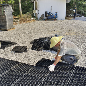 แผ่นตาข่ายกรวด HDPE สำหรับงานหนัก ขนาด 440x440x50 มม. สำหรับทางรถวิ่งและการเสริมความมั่นคงของพื้นดิน - Product Image 6